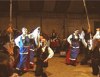 Una elegante coreografia del corpo di ballo del Gruppo Folk "La Basulata" - Ph. © 2002 ANTONIO ZAPPOLI