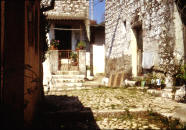 L'antica piazzetta detta "La Basulata" che dà il nome al Gruppo Folcloristico locale - Ph. © 1998 ENZO MAIELLO